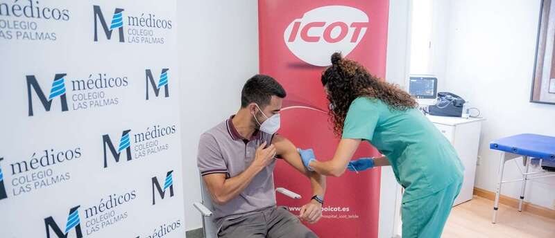 Momento de la vacunación de jóvenes médicos en esta jornada por el personal del Hospital ICOT Ciudad de Telde/TA.